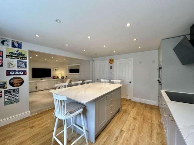 5 bed house for sale