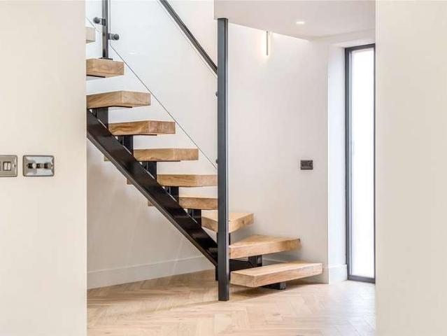 5 bed house for sale