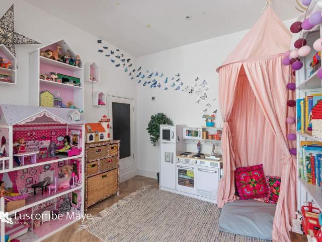 5 bed house for sale