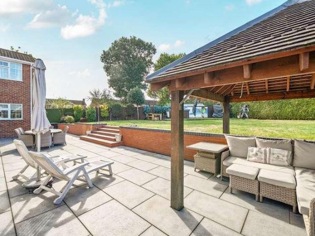 5 bed house for sale
