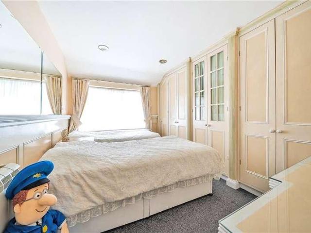 5 bed house for sale