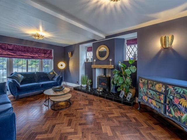 5 bed house for sale