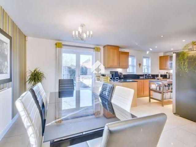 5 bed house for sale