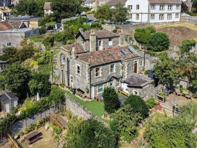 5 bed house for sale