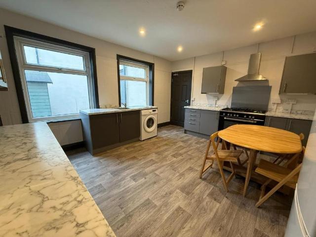 5 bed house for sale