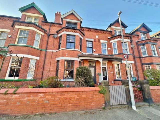 5 bed house for sale