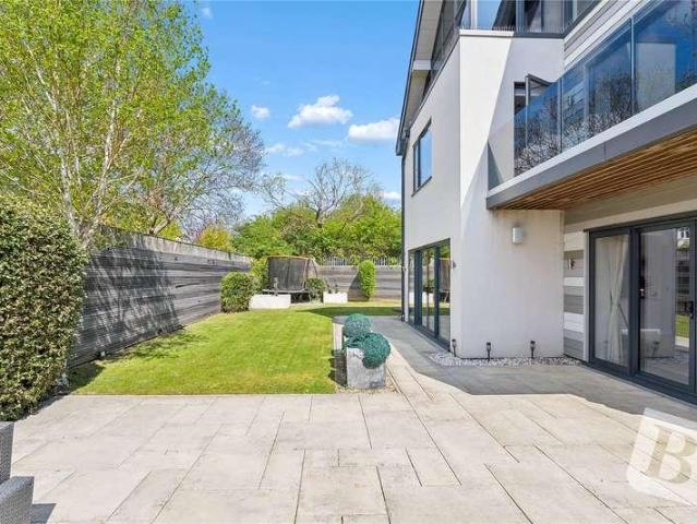 5 bed house for sale