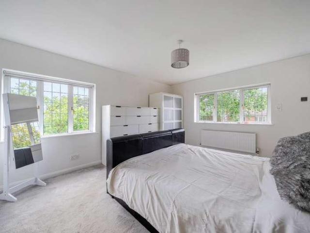 5 bed house for sale