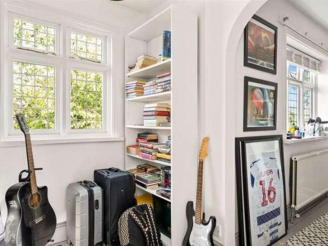 5 bed house for sale
