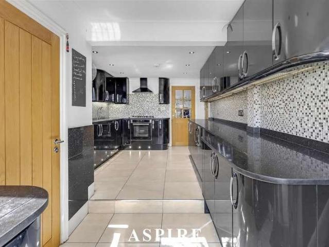 5 bed house for sale