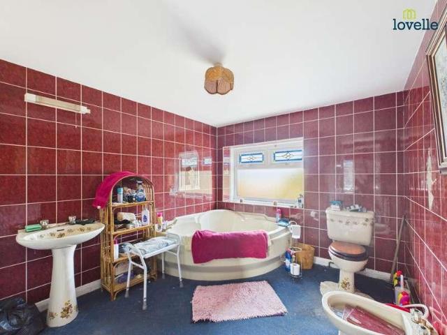 5 bed house for sale