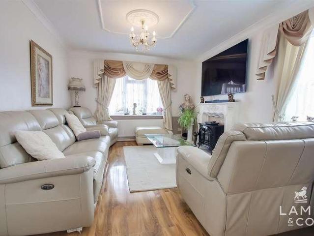 5 bed house for sale