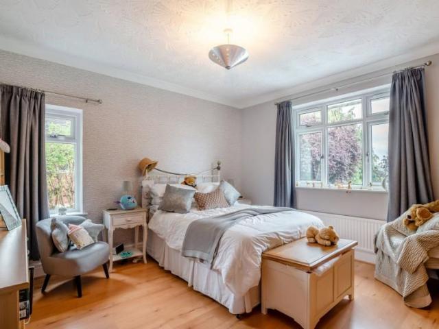 5 bed house for sale