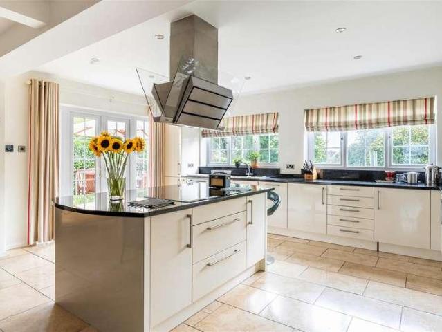 5 bed house for sale