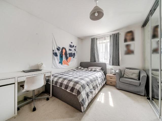 5 bed house for sale