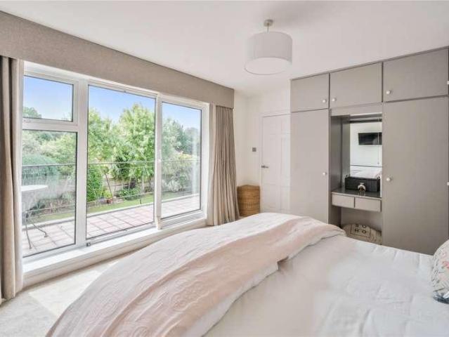5 bed house for sale