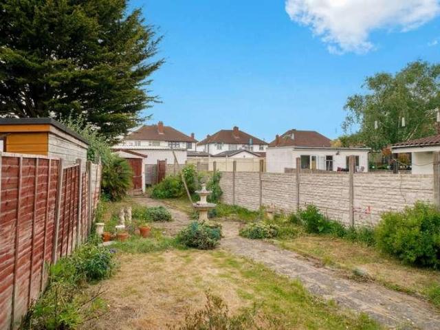 5 bed house for sale