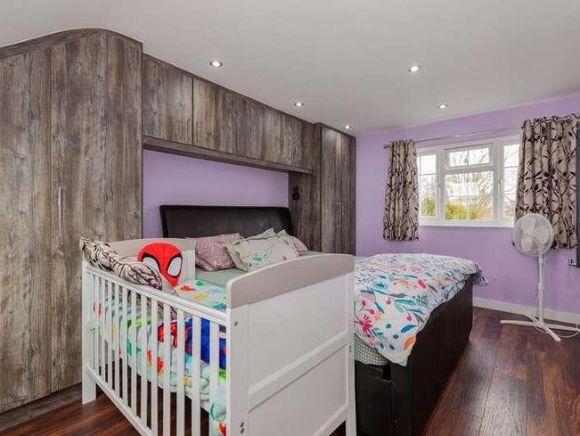 5 bed house for sale