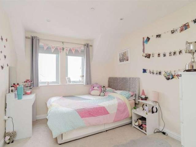 5 bed house for sale