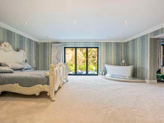 5 bed house for sale