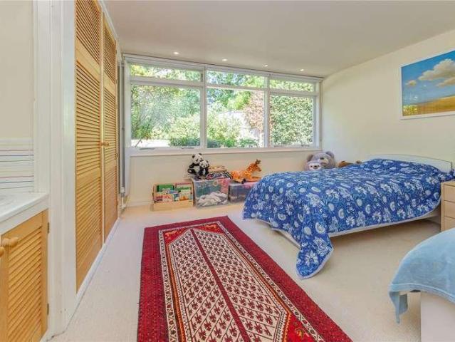 5 bed house for sale