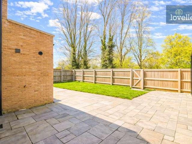 5 bed house for sale