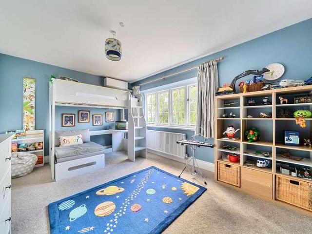 5 bed house for sale