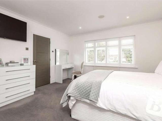 5 bed house for sale