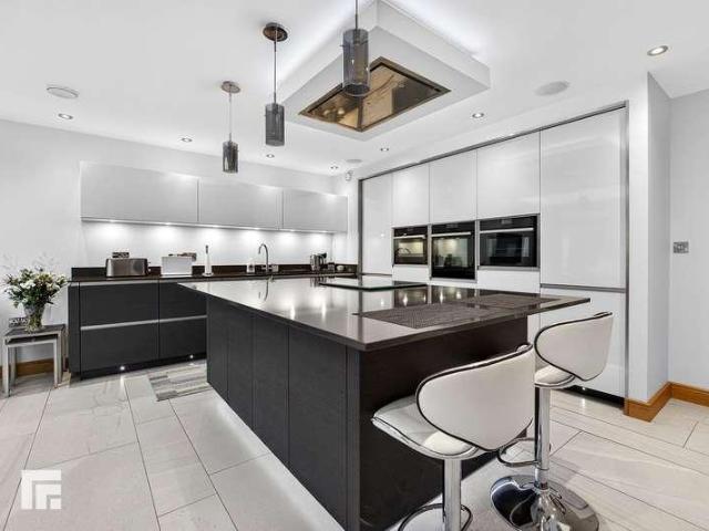 5 bed house for sale