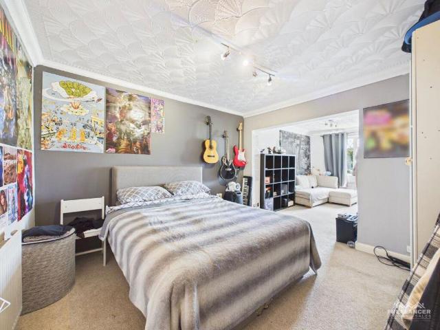 5 bed house for sale