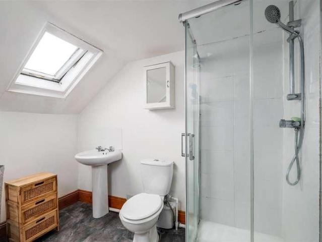 5 bed house for sale