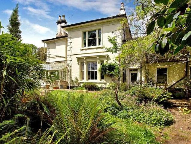 5 bed house for sale