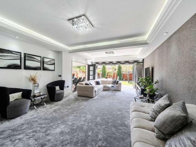 5 bed house for sale