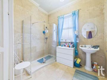 5 bed house for sale