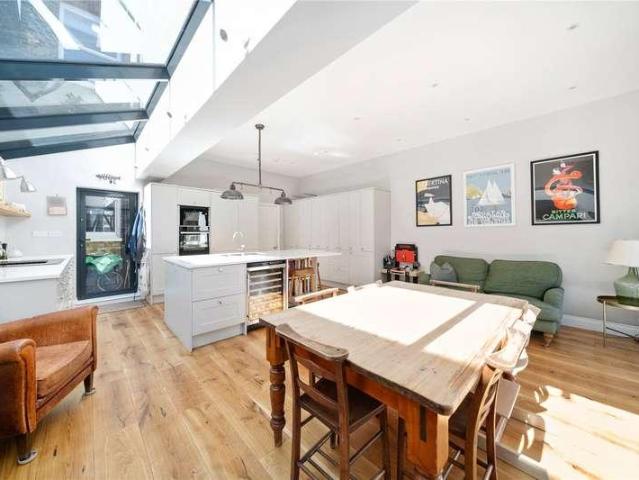5 bed house for sale