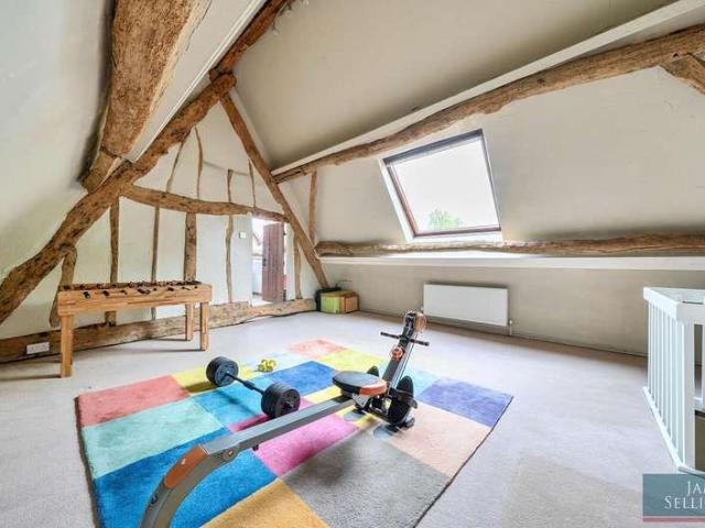 5 bed house for sale