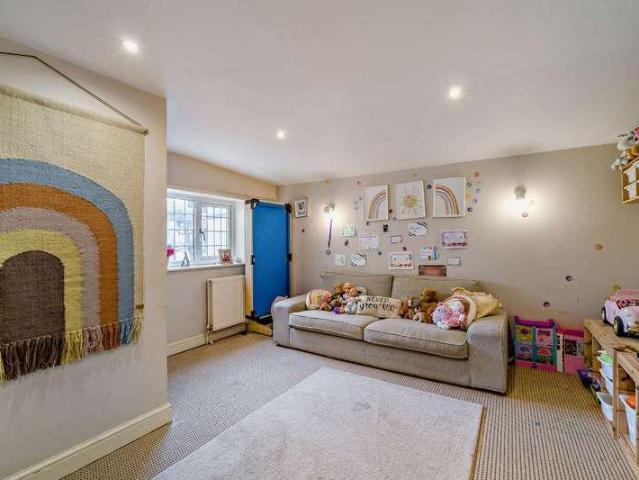 5 bed house for sale