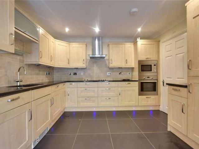 5 bed house for sale