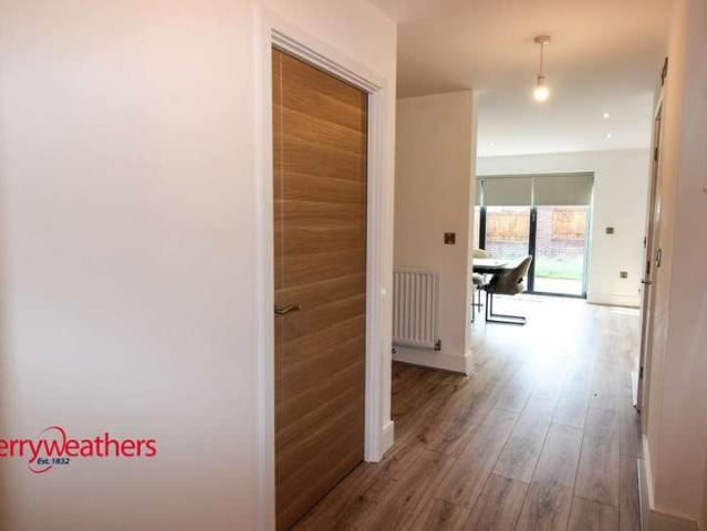 5 bed house for sale