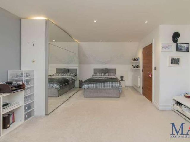 5 bed house for sale