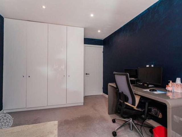 5 bed house for sale