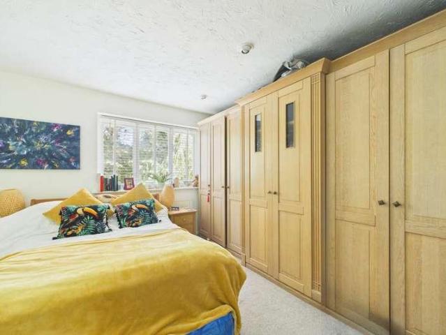 5 bed house for sale