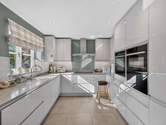 5 bed house for sale
