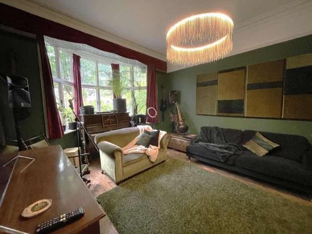 5 bed house for sale