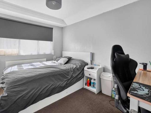 5 bed house for sale