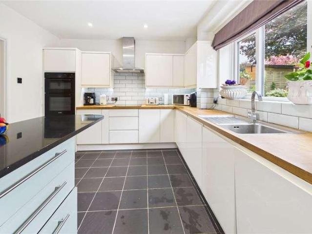 5 bed house for sale