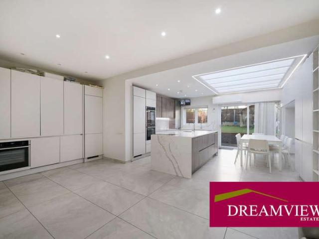 5 bed house for sale