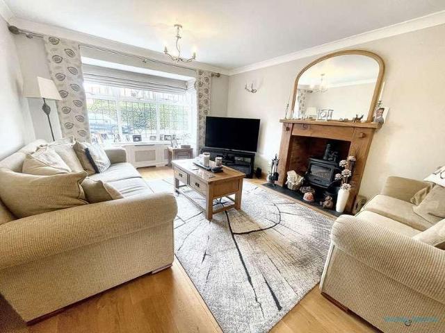 5 bed house for sale