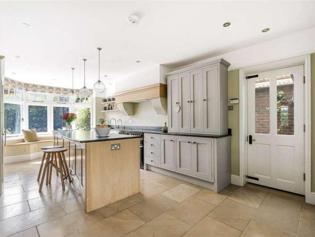 5 bed house for sale