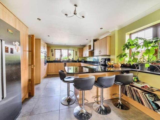 5 bed house for sale